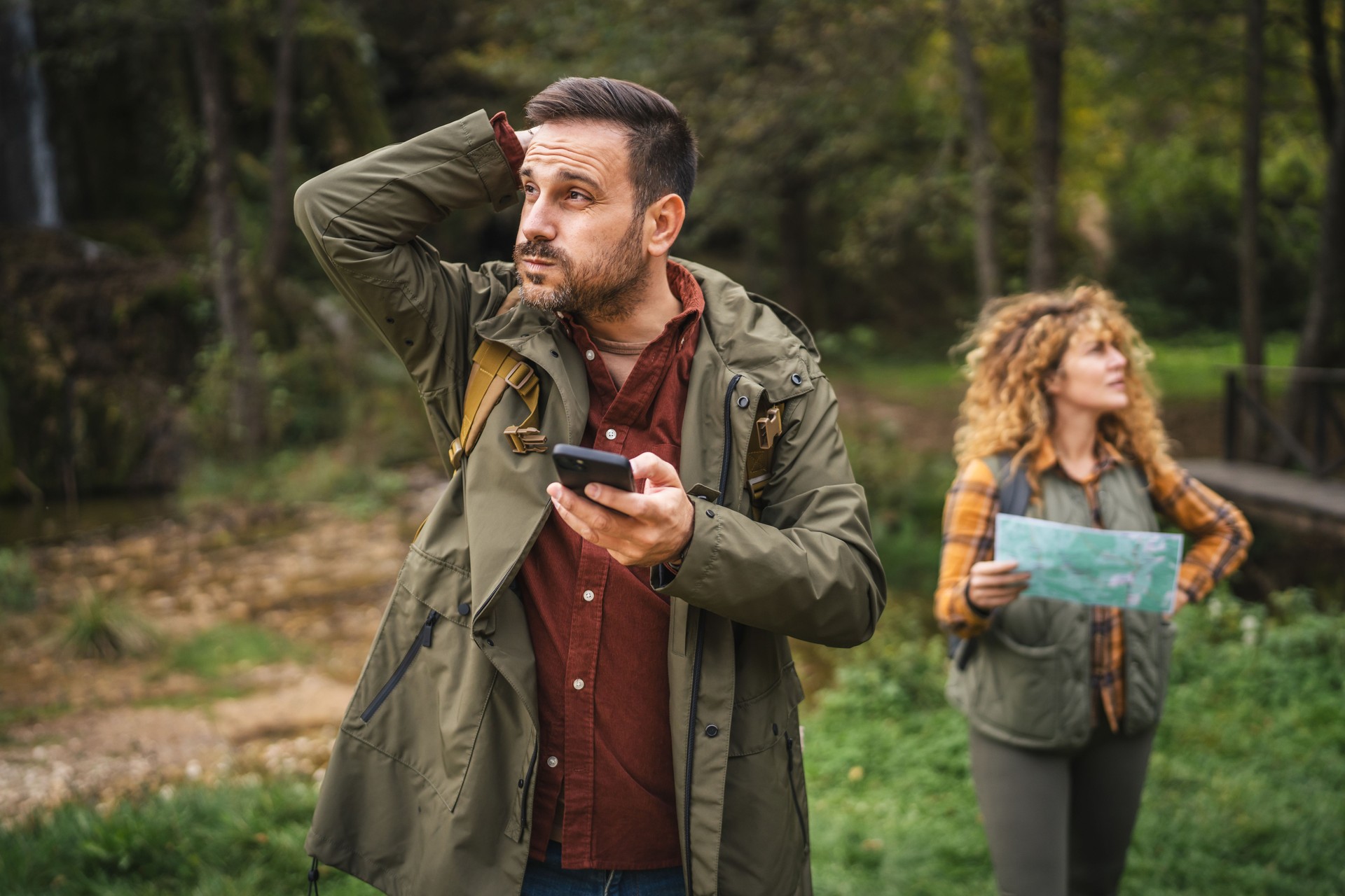 unhappy husband use mobile phone for help to try to found a route
